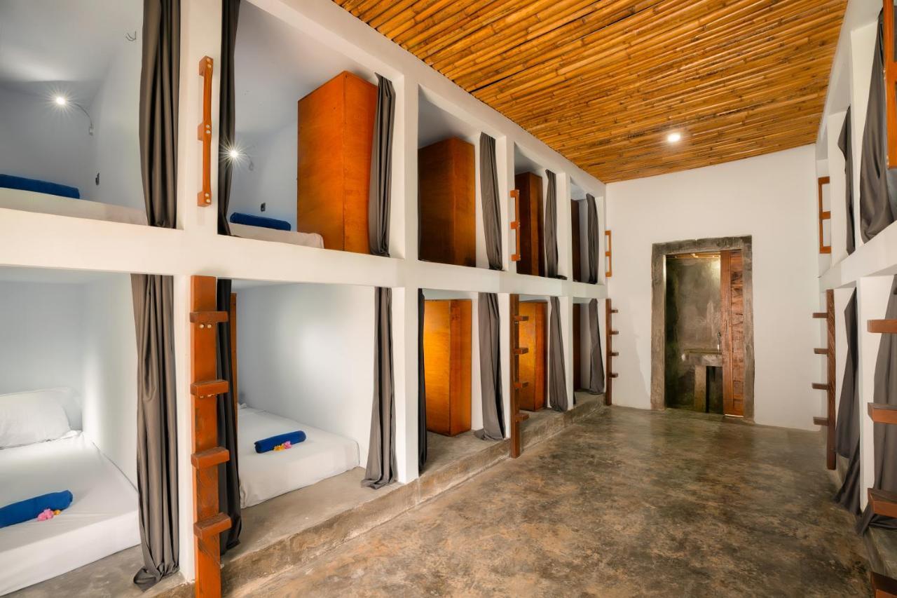 Waiwas Hostel Kuta  エクステリア 写真