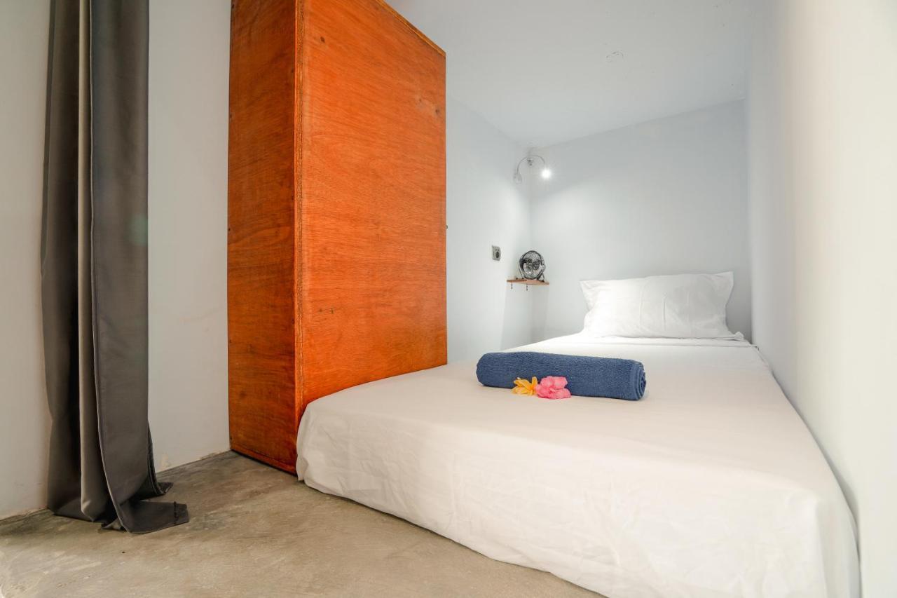 Waiwas Hostel Kuta  エクステリア 写真