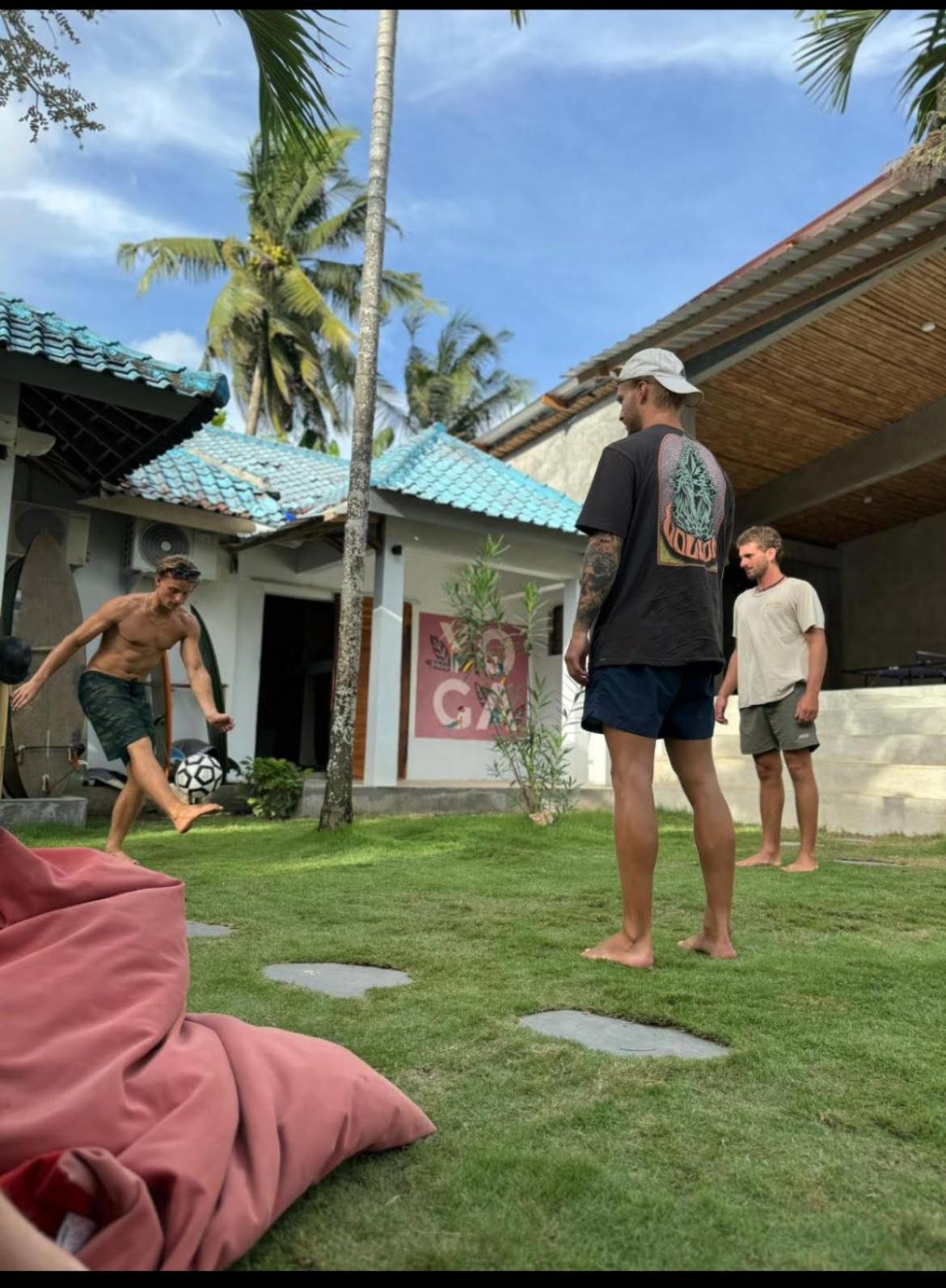 Waiwas Hostel Kuta  エクステリア 写真