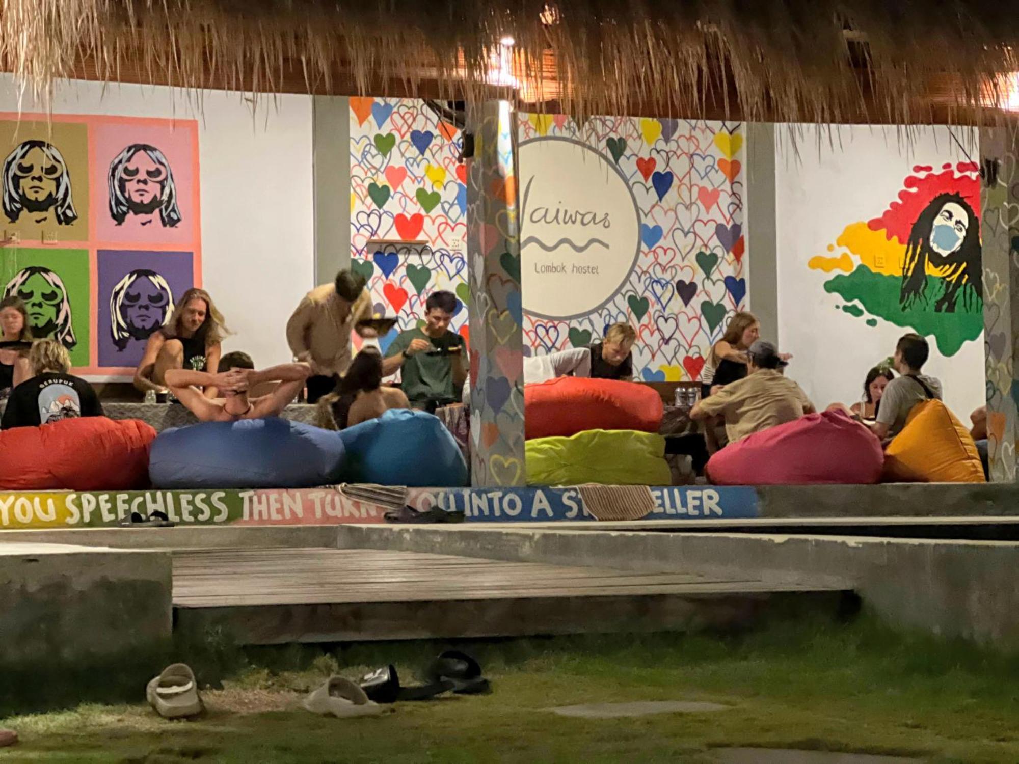 Waiwas Hostel Kuta  エクステリア 写真